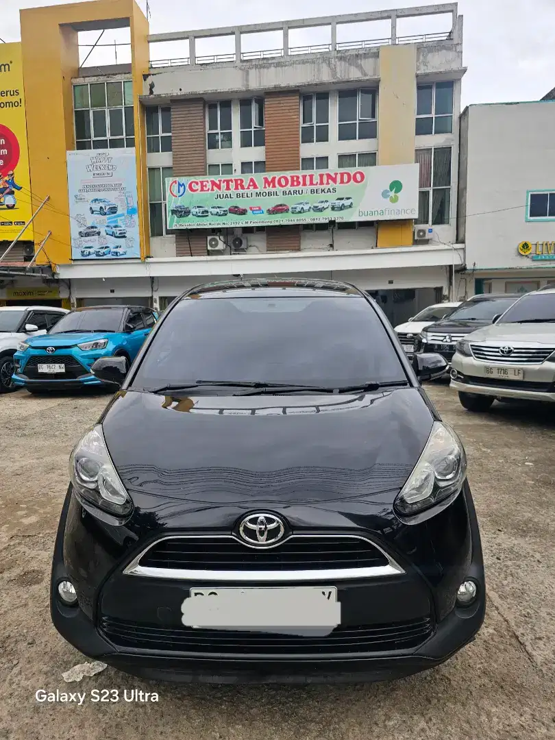 Sienta V 1.5 matic 2017 / 2018 hitam dp 20 jt