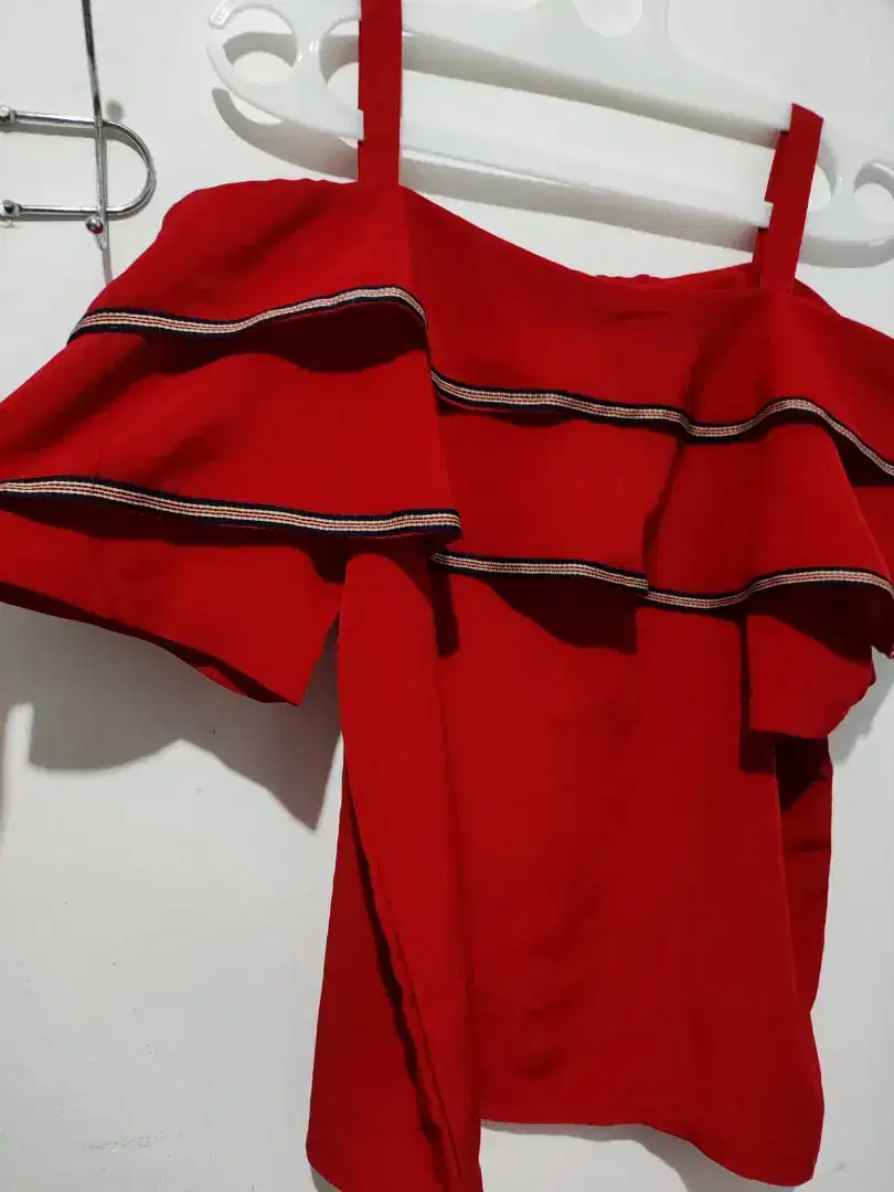 [Preloved] Baju Atasan Sabrina Merah