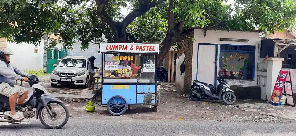 D cari karyawan atau karyawati jaga stand makanan
