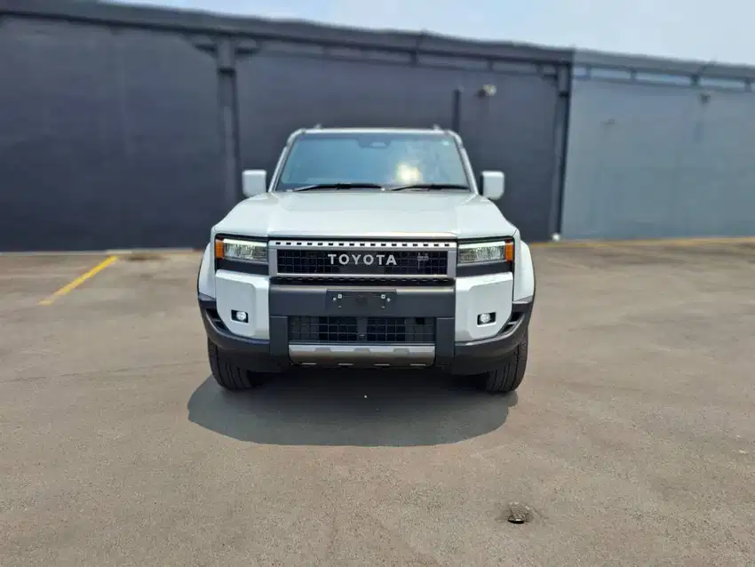 LAND CRUISER PRADO DIESEL 2.8L 2025 WHITE ON BLACK