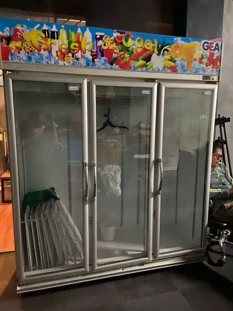 Showcase 3 pintu Gea