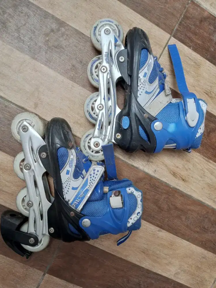 Roller blade biru