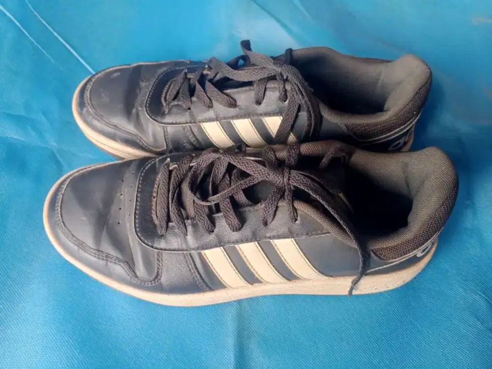 Sepatu Kets Adidas
