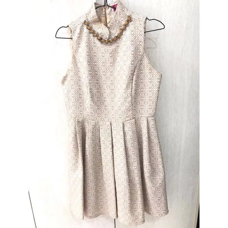 Dress Jackquard Cream Turtleneck Semi Cheongsam Cocok buat Imlek