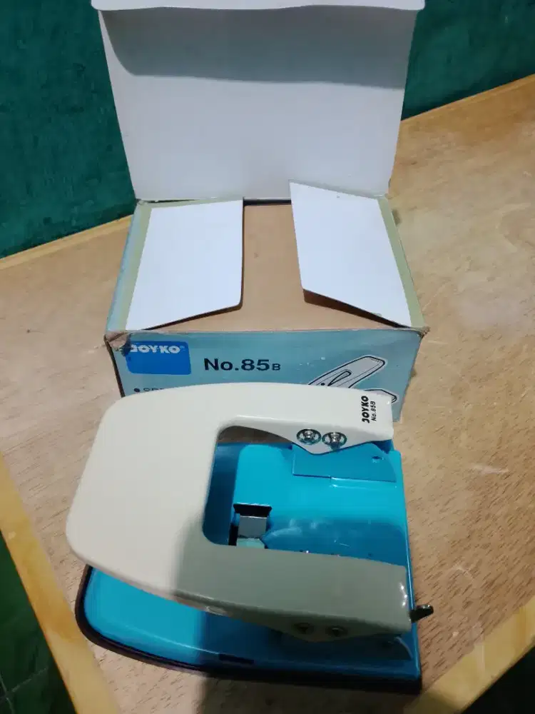 PEMBOLONG KERTAS BESAR MERK JOYKO NO.85 B (DUA LUBANG)