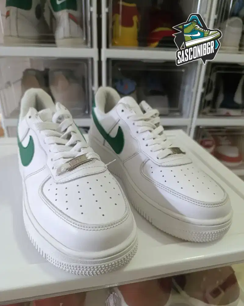 AF1 triple White green line Size: 43