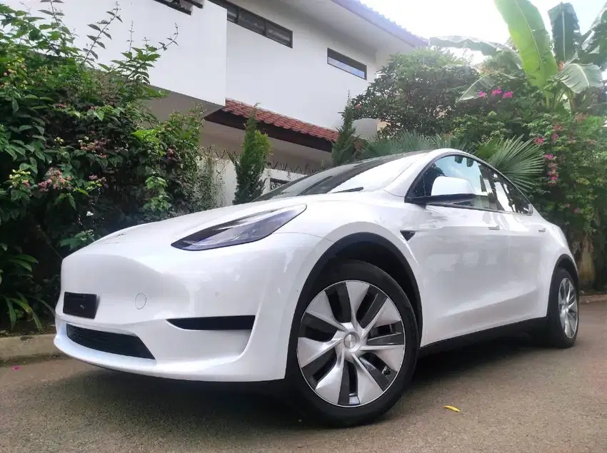 TESLA MODEL Y STANDARD RANGE 2022 WHITE ON BLACK