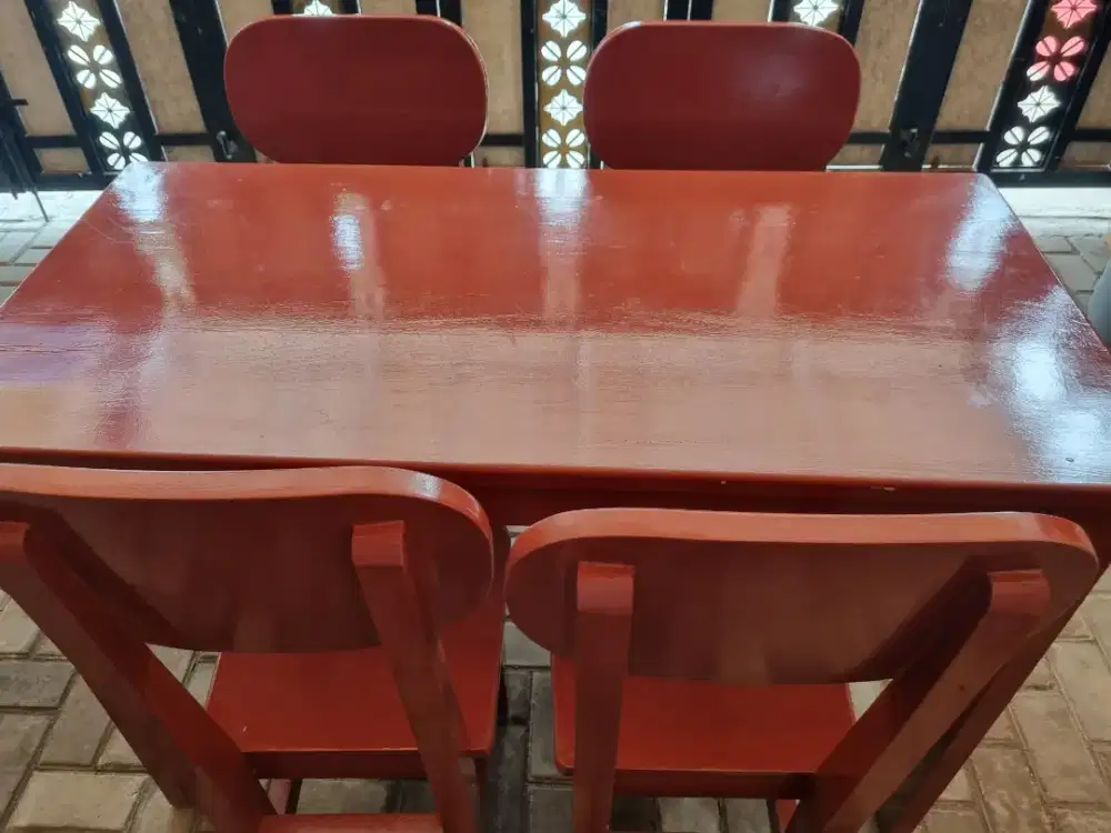 Meja dan Kursi Makan Kayu
