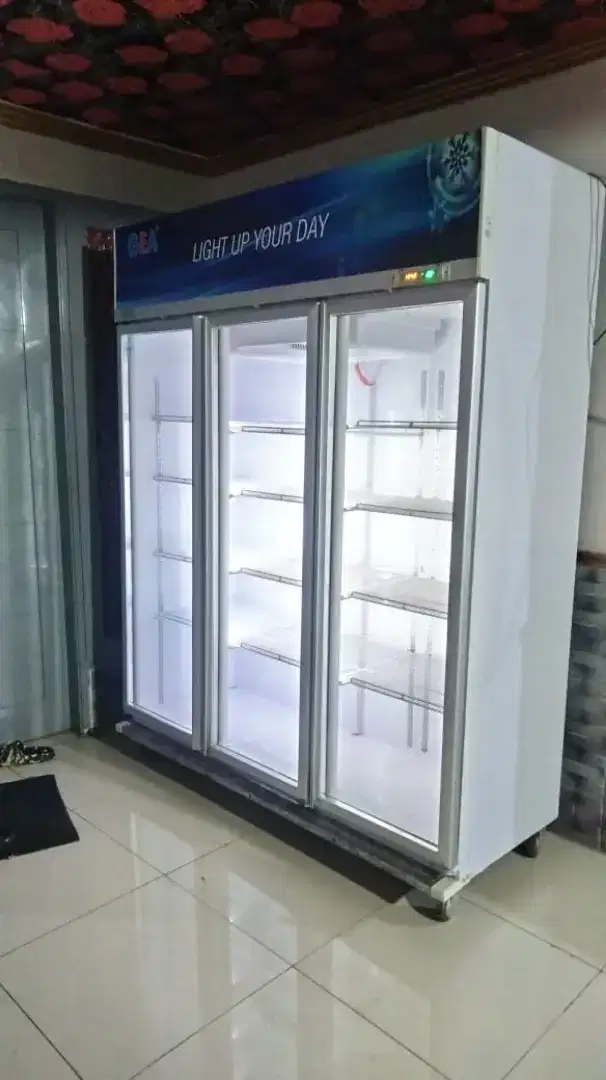 showcase 3 pintu merek Gea