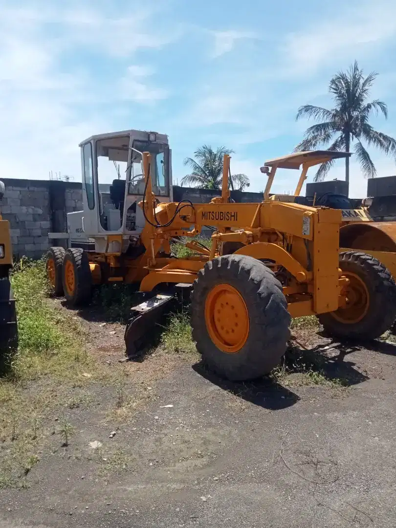 Motor grader Mitsubishi MG330 tahun 2012