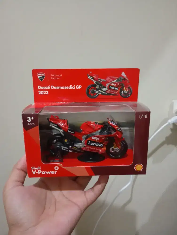 Diecast ducati desmosedici 2023 dan ducati monster