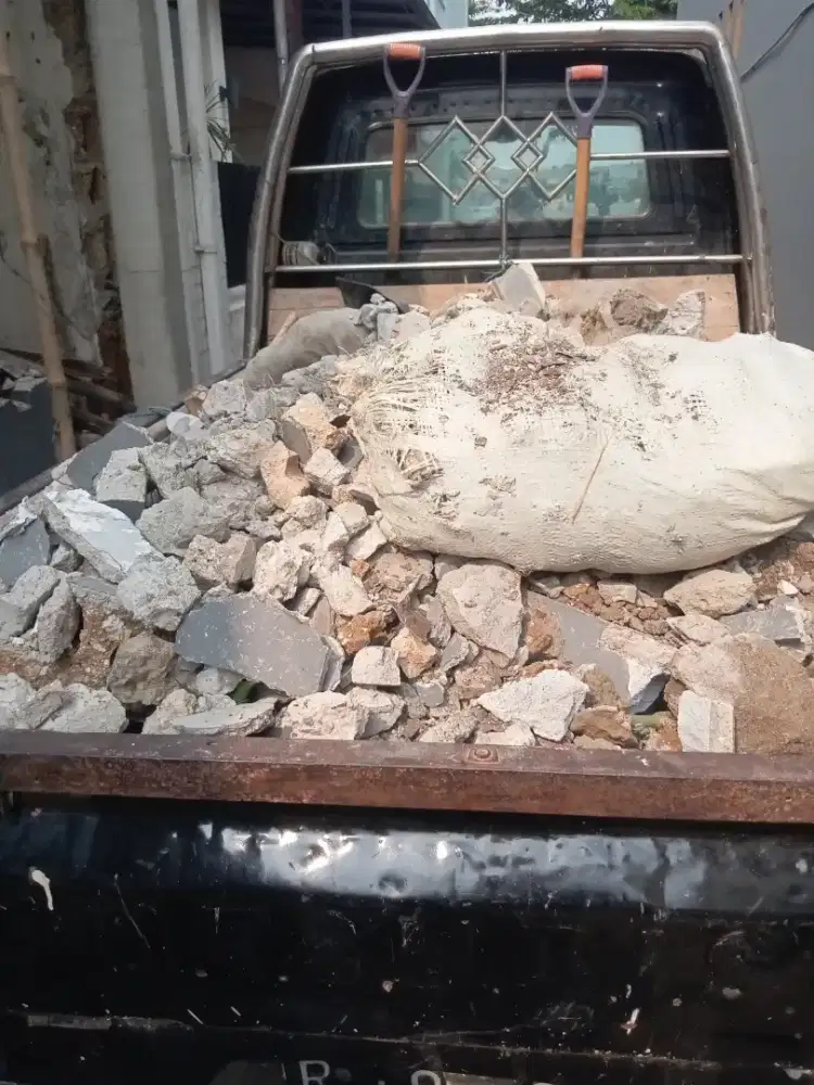 Jasa buang puing dan urugan