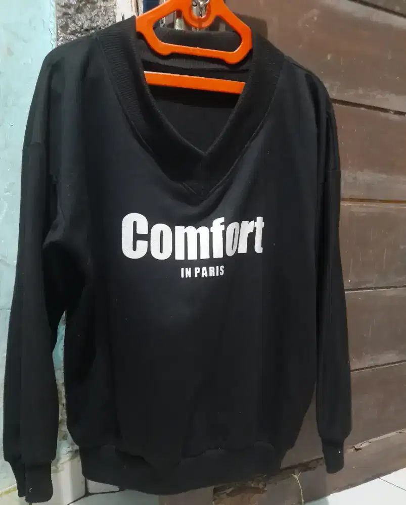 Sweater warna hitam