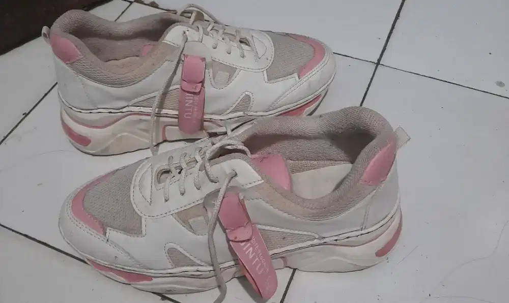 Sepatu  kets wanita