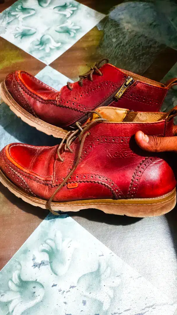 Sepatu kulit asli Kickers warna maron nomor 40/41