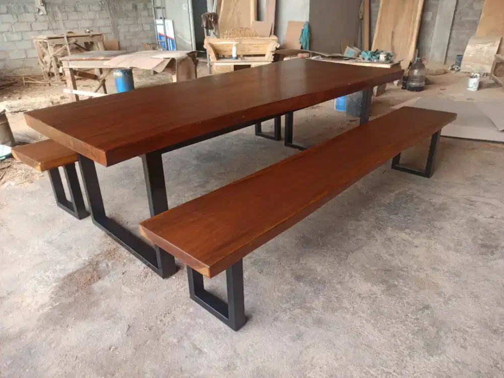 Meja makan trembesi solid