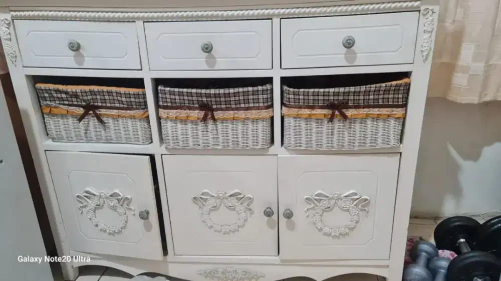 Lemari estetik kayu dengan 3 keranjang