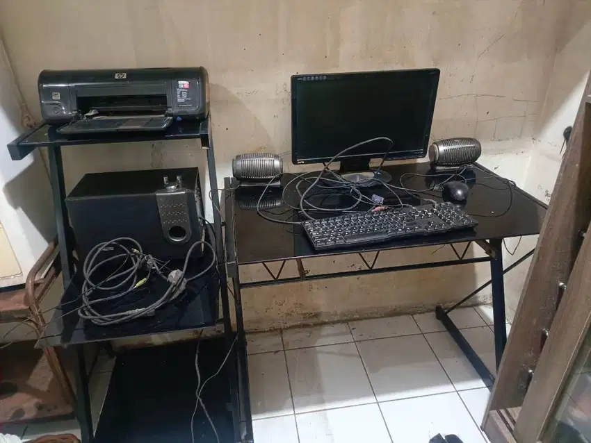 Meja dan 1 set komputer