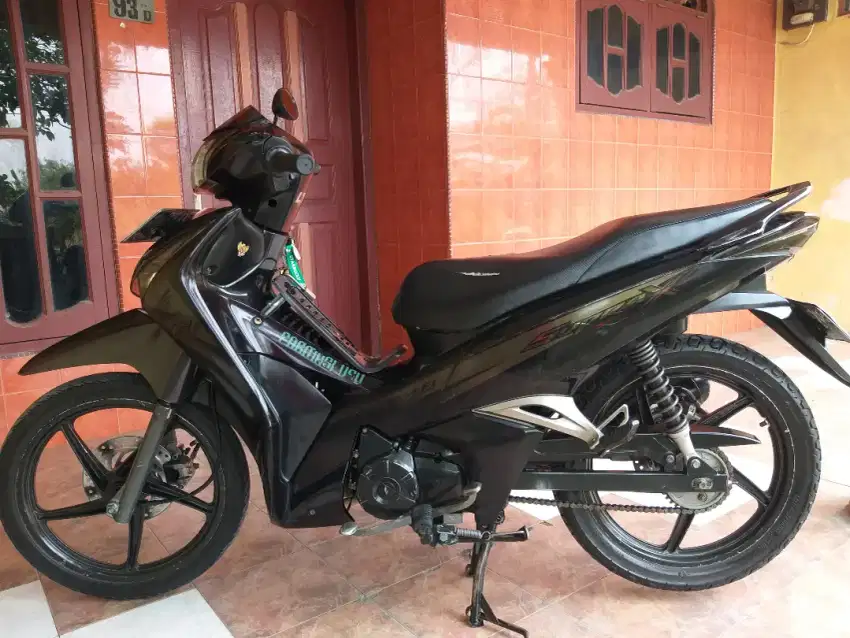 SUPRA X 125 (HELM IN) - 2012 (INJEKSI) HITAM