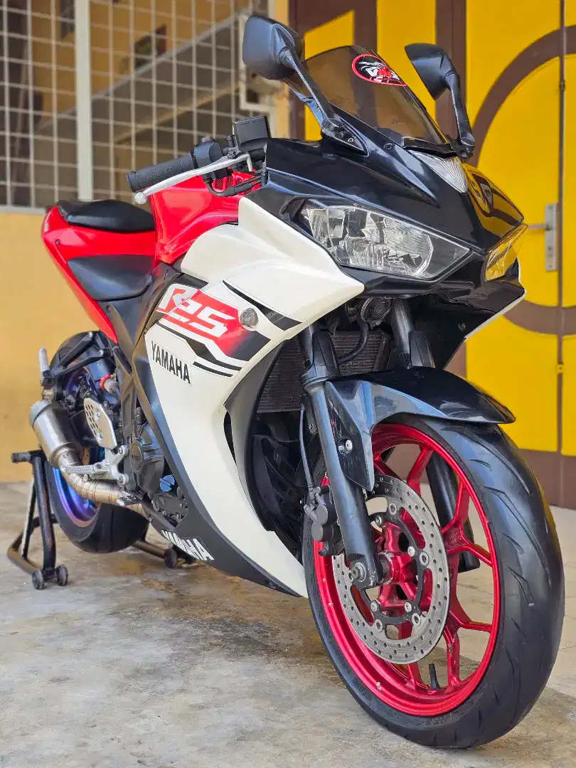 Yamaha R25 / YZF R 25 2015, Red Premium Metalic.