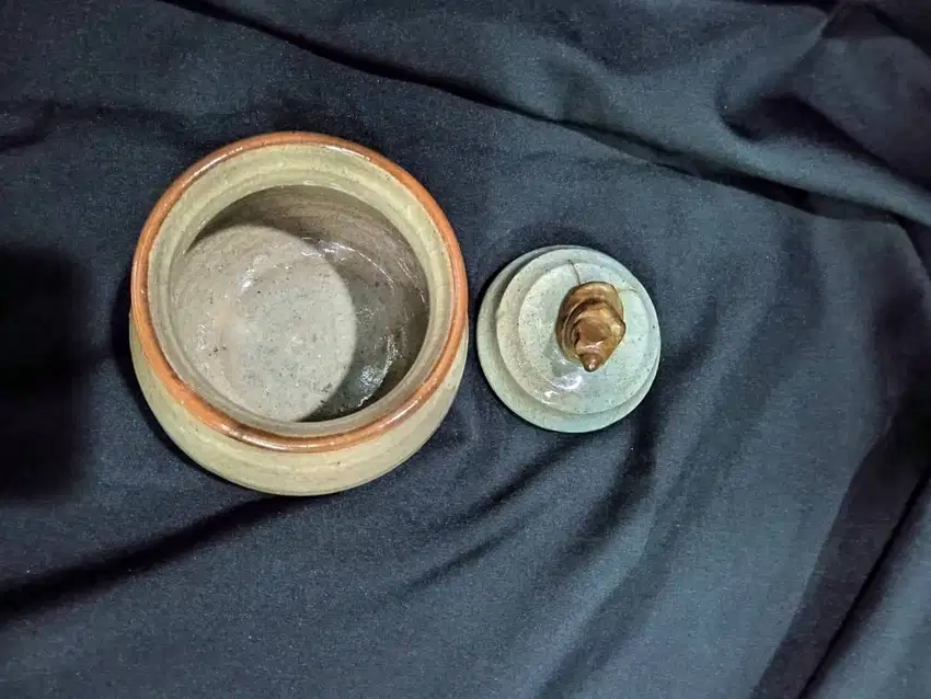 Guci keramik tutup keong
