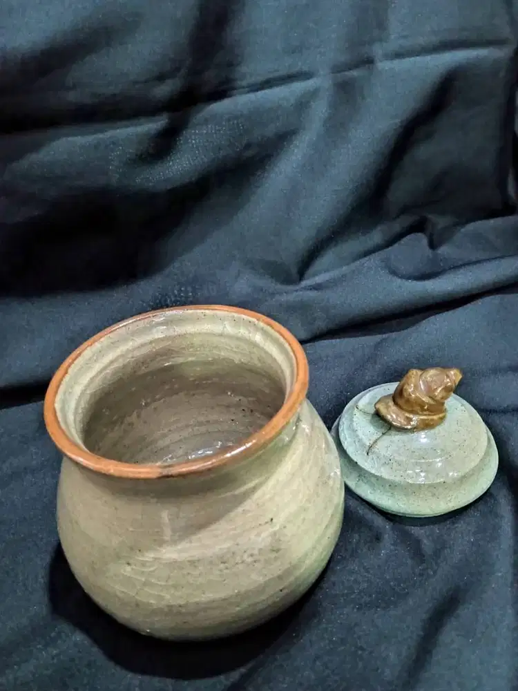 Guci keramik tutup keong