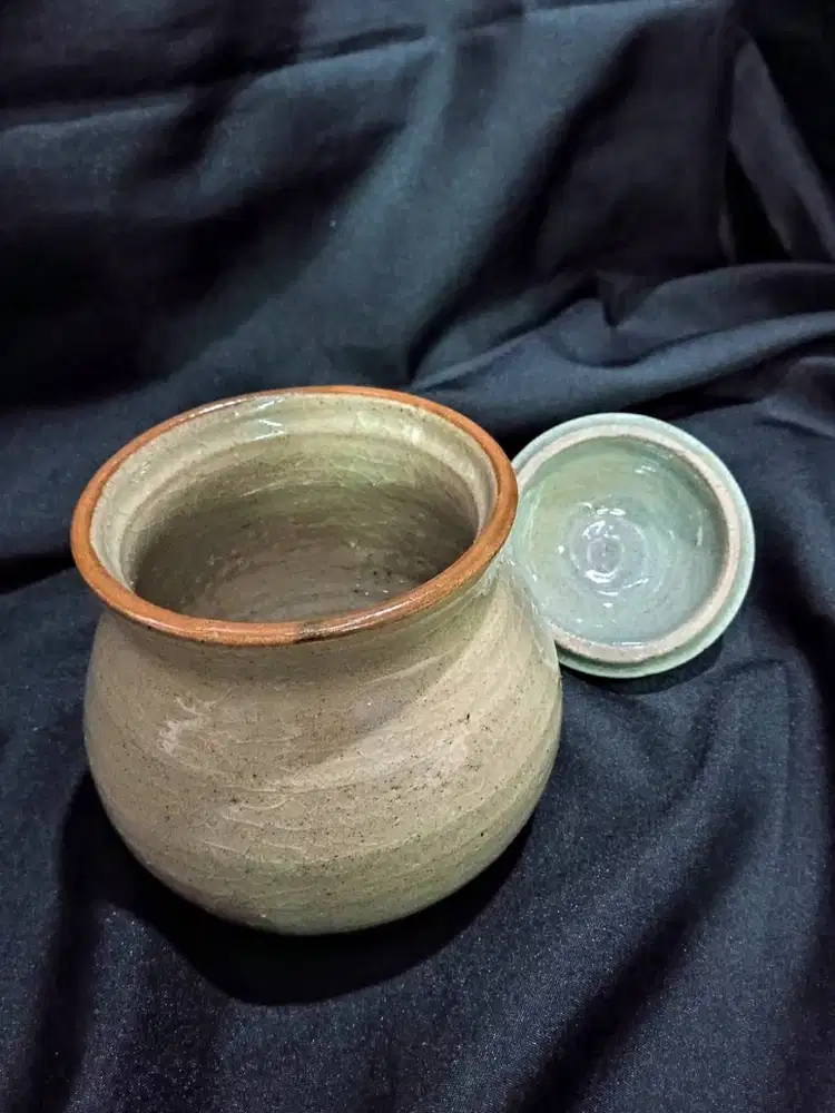 Guci keramik tutup keong