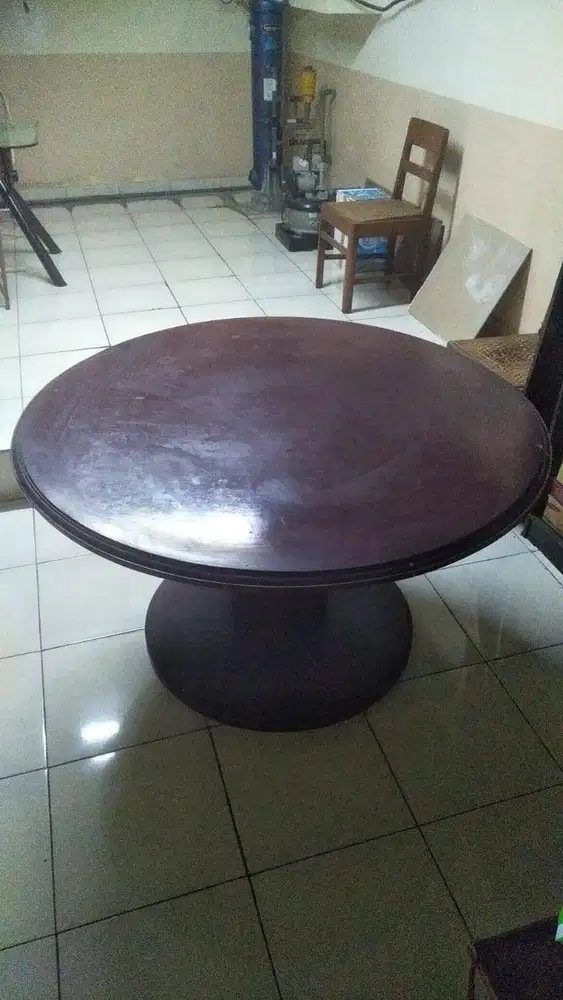 Menjual Meja Bulat Diameter 128 cm Tinggi 72 cm