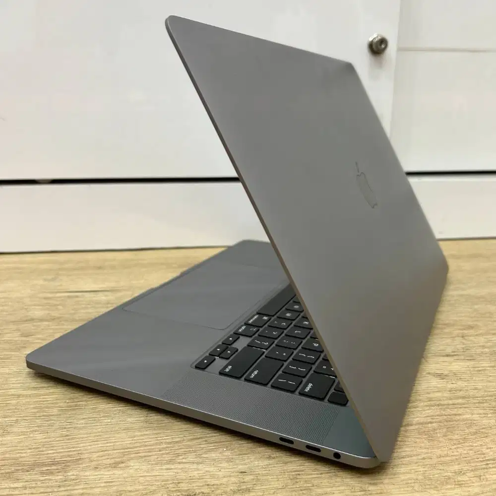 MacBook Pro 16 inch Touchbar 2019 i9 RAM 32GB SSD 512GB CTO