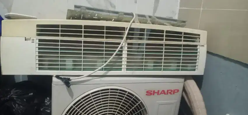 AC Sharp 1pk no minus masih mulus