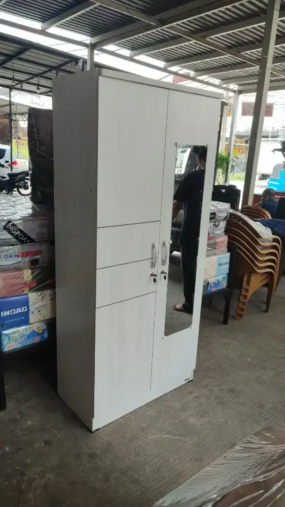 lemari pakaian dua pintu cermin