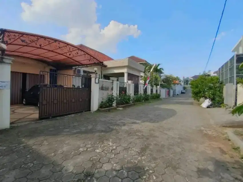 DIJUAL RUMAH BESAR JALAN LEBAR MANYARAN DEKAT TOL