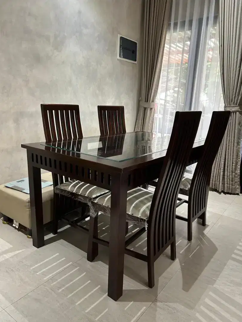 Dijual Meja Makan 4 Kursi Minimalis Istimewa