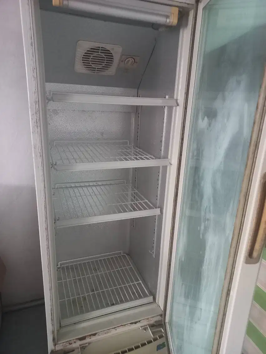 Showcase lemari pendingin minuman