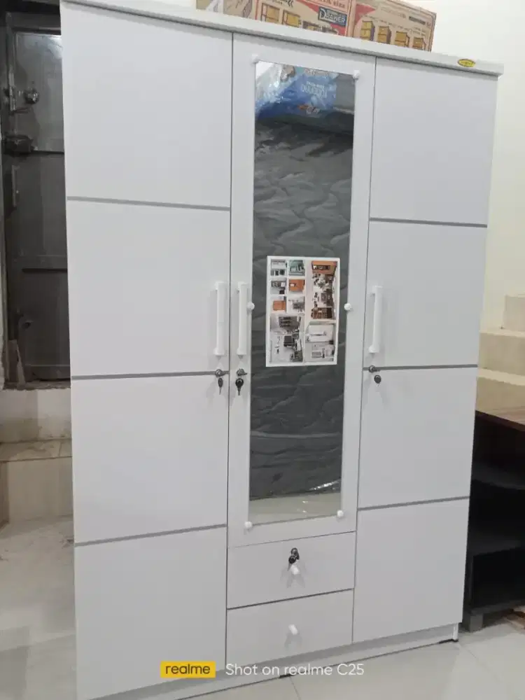 Lemari pakaian 3pintu