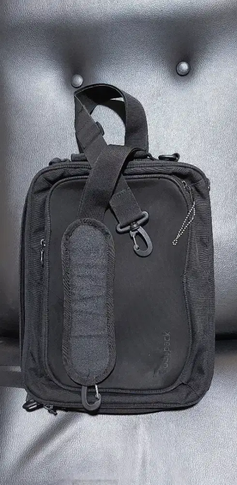 Tas laptop BODYPACK hitam