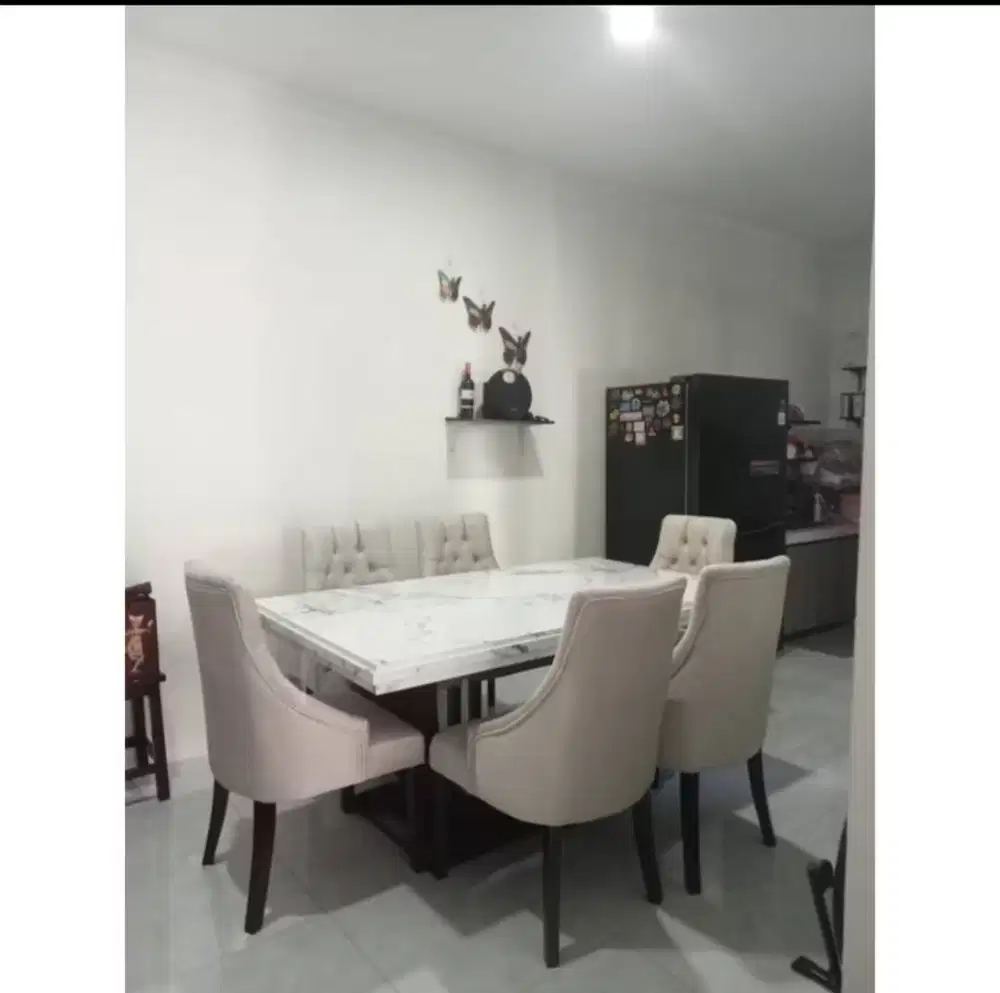 Meja makan 4 kursi