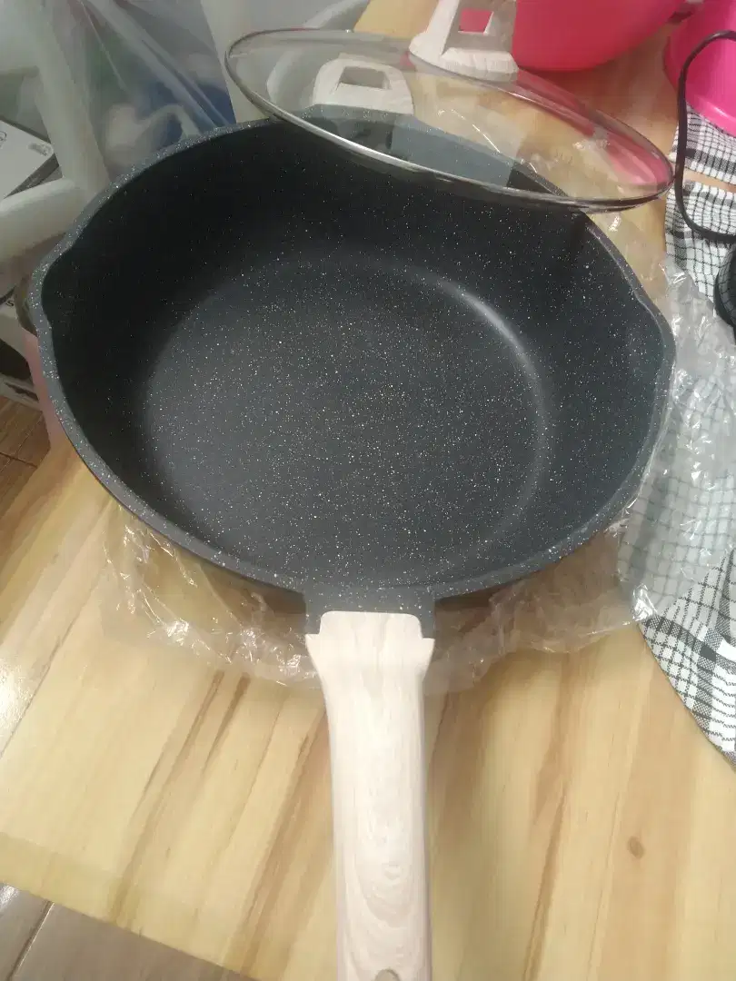 Dijual pan anti lengket lebar diameter 32 cm.
