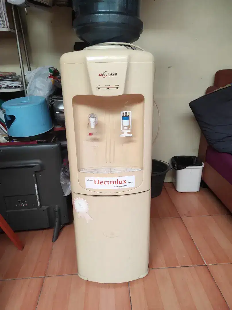Jual dispenser merk electro lux type galon atas