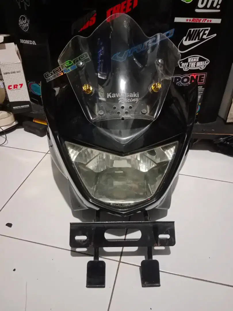 Di jual kaca lampu depan buat motor ninja R Kondisi mulus Orijinal