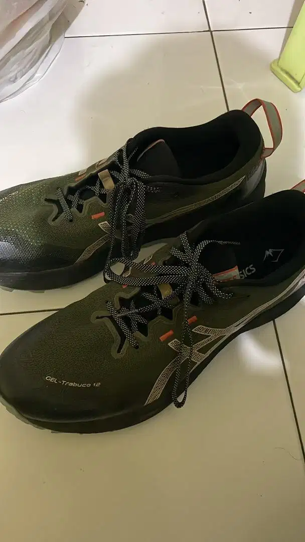 Sepatu trail running