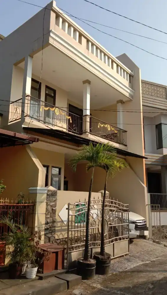 RUMAH 3 LANTAI LOKASI STRATEGIS