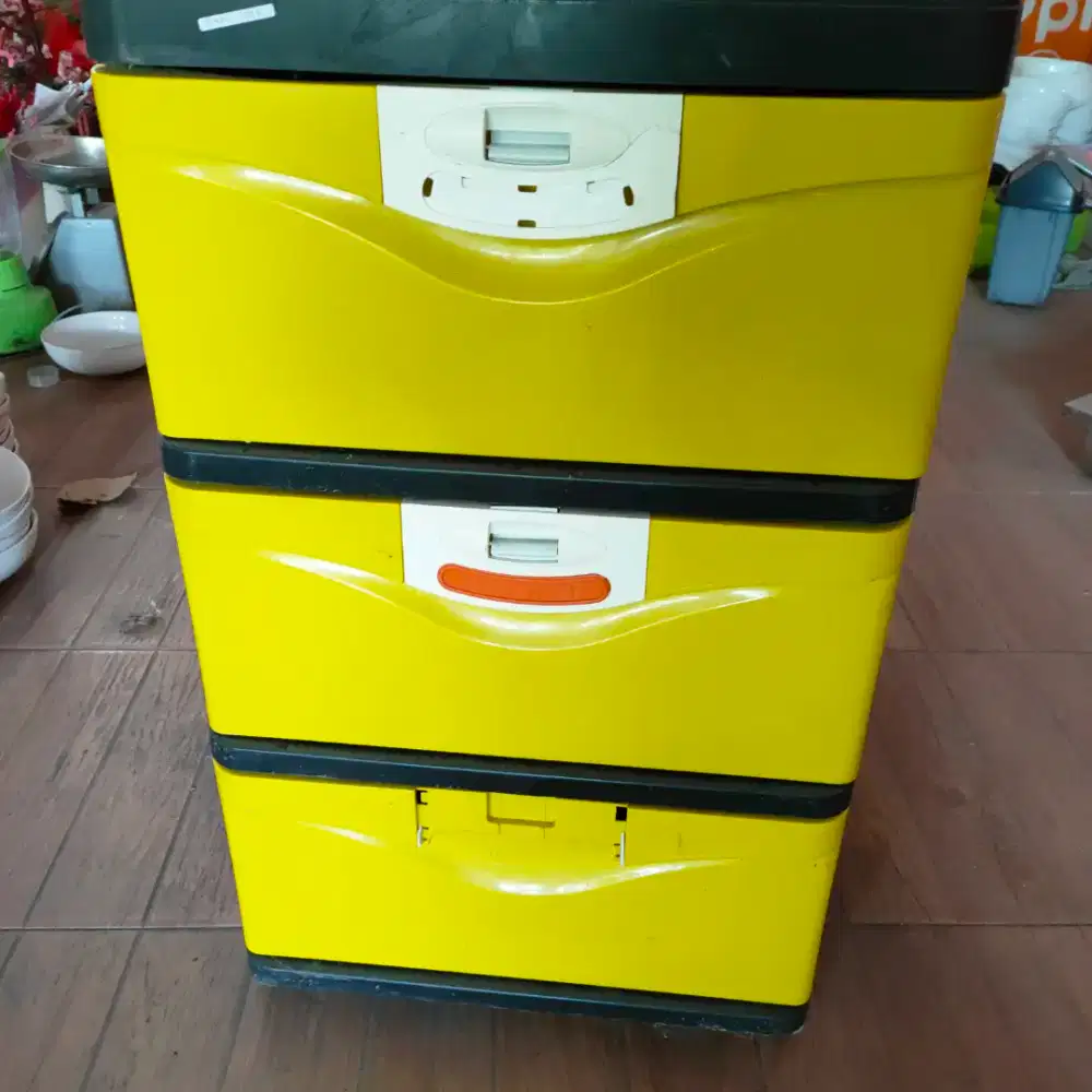 ALMARI PLASTIK WARNA KUNING