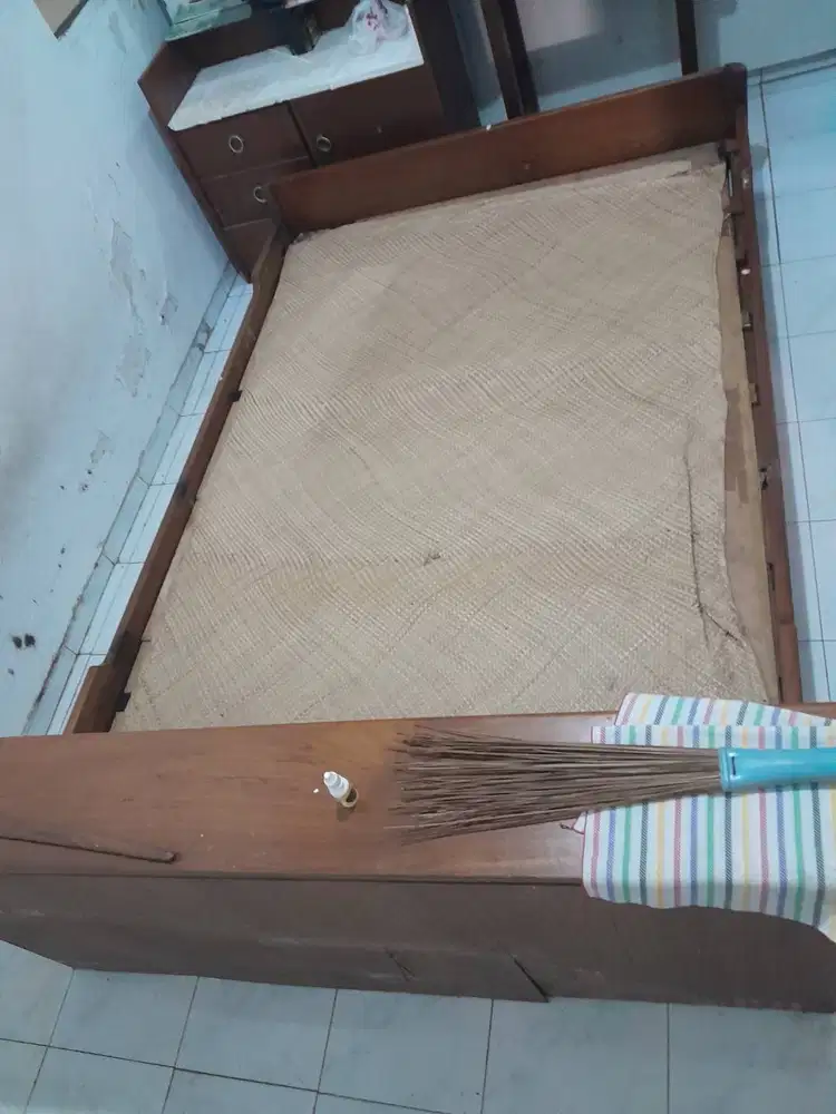 dijual BU perlengkapan tempat tidur, lemari,tv,rak buku, meja kursi