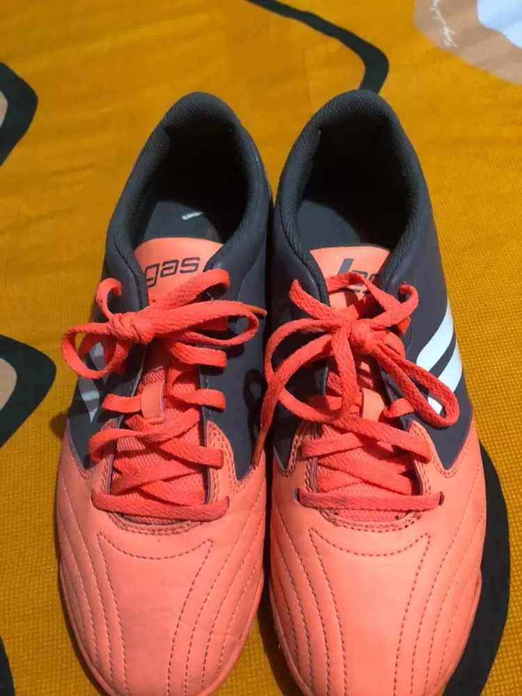 Sepaatu futsal legas ukuran 40