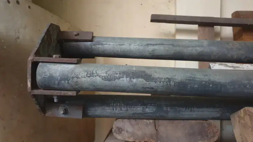 Tripod besi untuk katrol/ derek 5ton