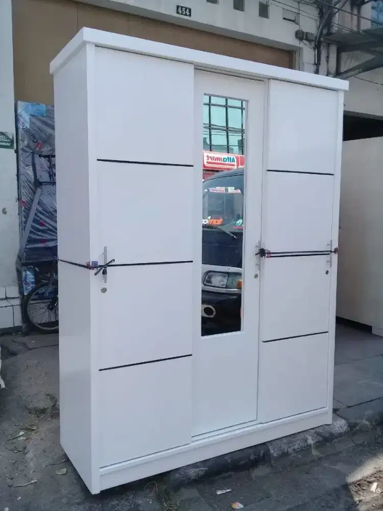 Lemari pakaian 3pintu triblok
