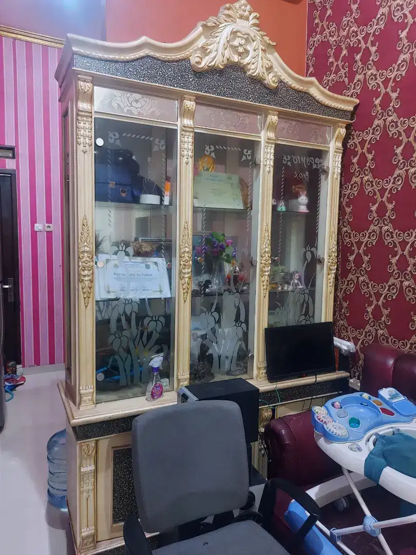 Dijual Bufet Kaca dan kursi sofa dan meja makan