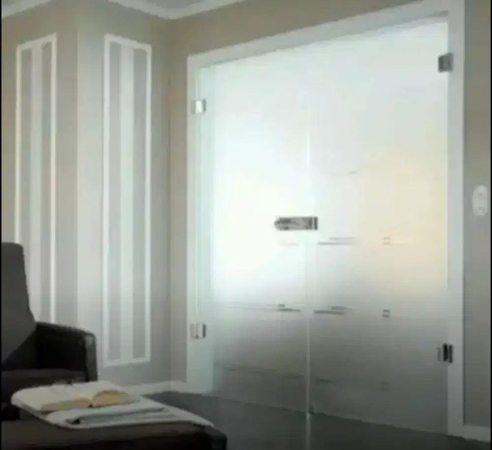 Berikan suasana berbeda dengan stiker sanblas dan kaca film