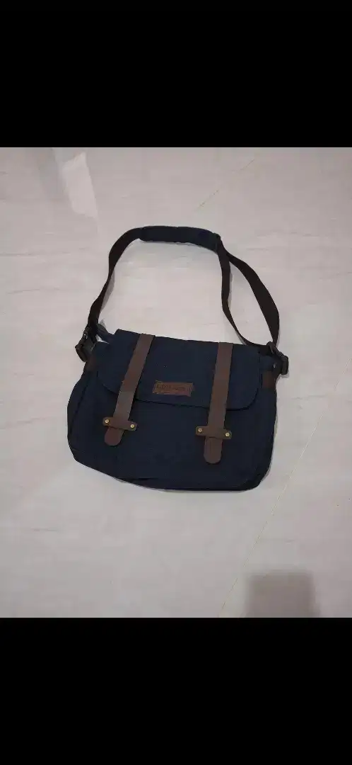 Tas selempang biru tua